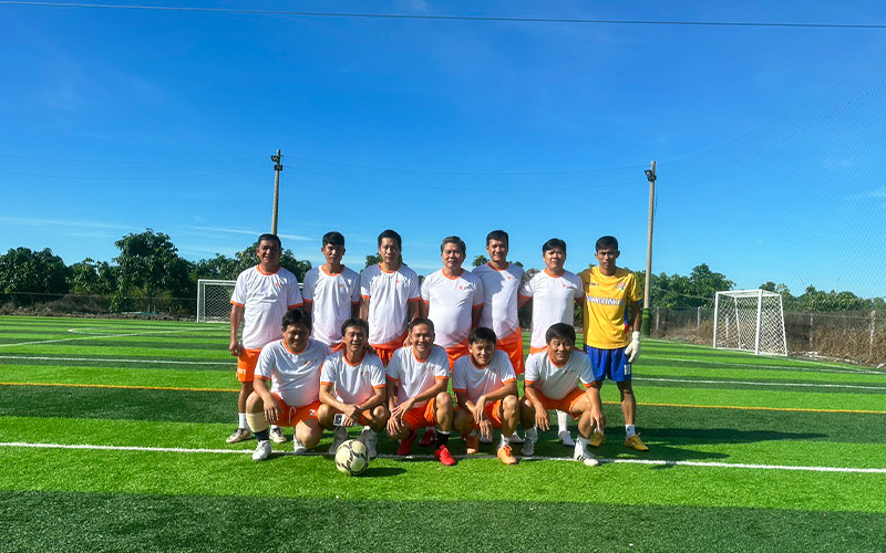 Đội bóng đá của Tài Trường Thành chụp hình lưu niệm