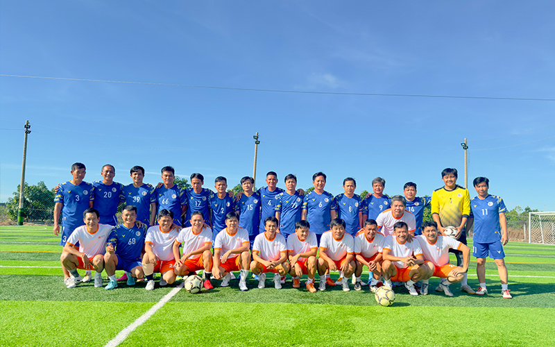 Các cầu thủ giữa hai đội chụp hình lưu niệm
