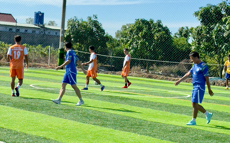 hình ảnh các cầu thủ của hai đội đang trên san thi đấu cùng nhau