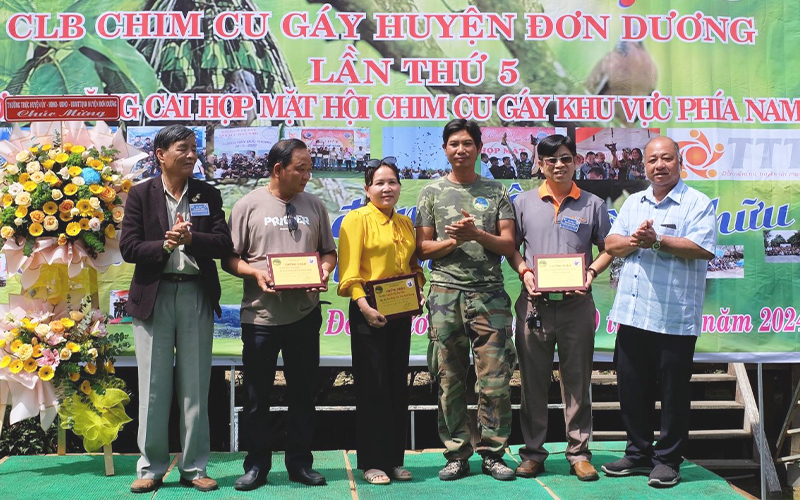 đại diện Tài Trường Thành đến trao quà cho dân tộc Churu