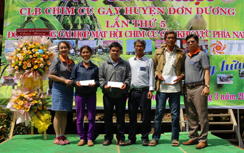 đại diện Tài Trường Thành đến trao quà cho dân tộc Churu