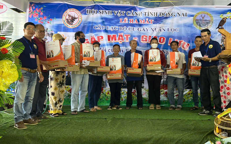 ban tổ chức chụp hình với hộ gia đình có hoàn cảnh khó khăn