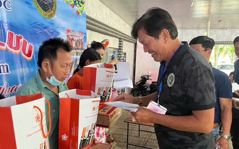 Ban tổ chức trao tặng quà cho các hộ gia đình có hoàn cảnh khó khăn