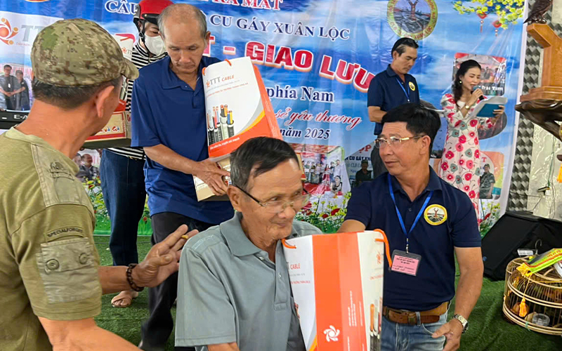 Ban tổ chức trao quà, mang niềm vui đến các hộ gia đình khó khăn