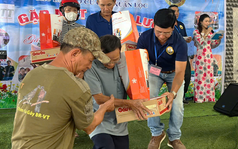 ban tổ chức trao quà cho những gia đình cần hỗ trợ