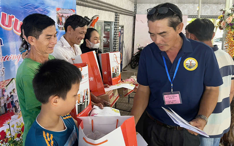 ban tổ chức trao tận tay các phần quà cho hộ gia đinhf