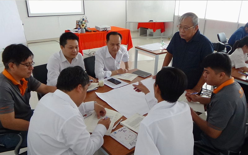 Cán bộ nhân viên cùng nhau đưa ra những cải tiến tốt hơn với chuyên gia