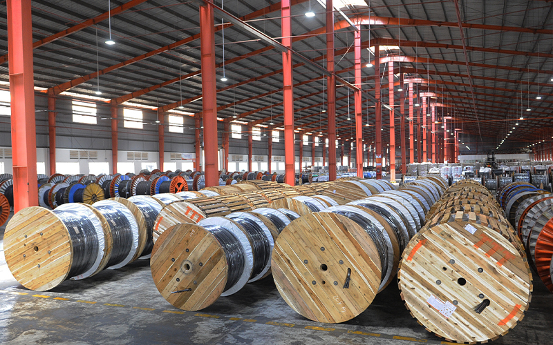 Cáp điện được bảo quản trong kho