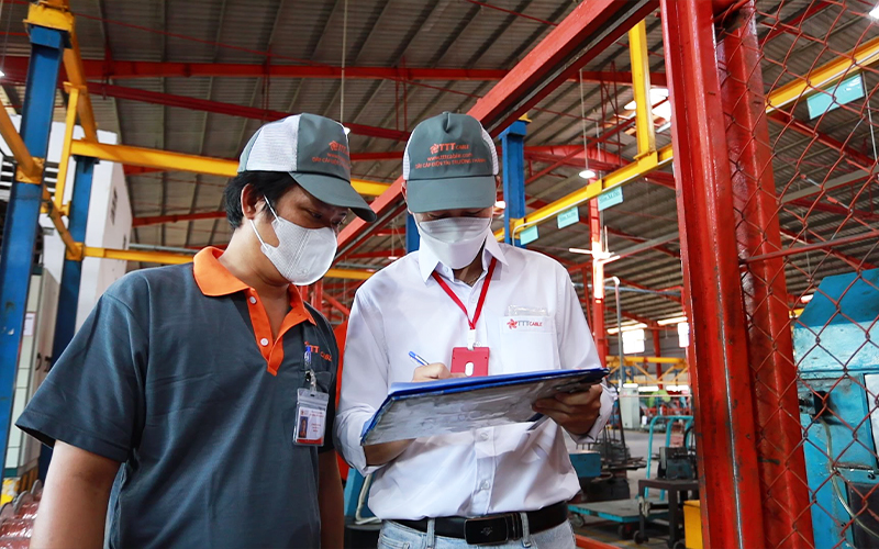 nhân viên kiểm tra chất lượng sản phẩm