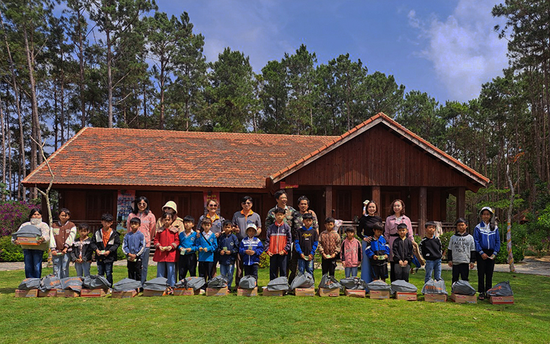 đại diện công ty Tài Trường Thành đến trao quà cho các em dân tộc Churu