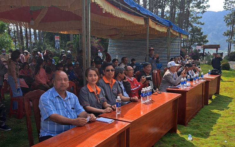 Ban tổ chức và đại diện Tài Trường Thành đến trao quà cho các em