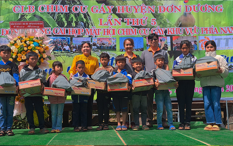 đại diện công ty Tài Trường Thành đến trao quà cho các em học sinh