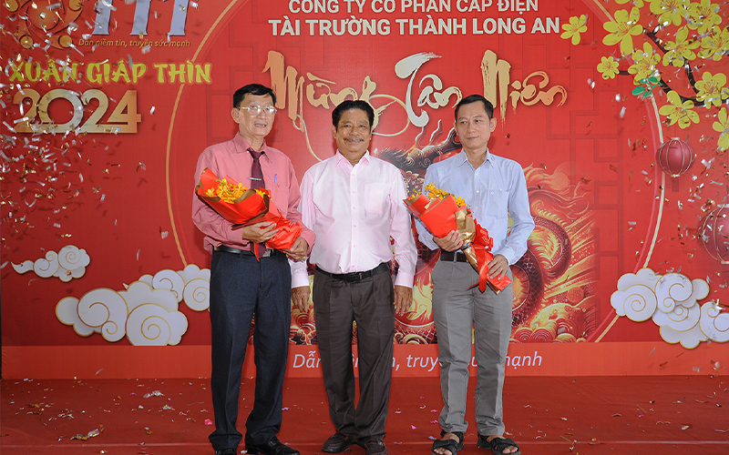 Ông Trần Tài – Giám đốc Công ty Tài Trường Thành tặng hoa cho cấp trưởng phòng đã cống hiến lâu năm