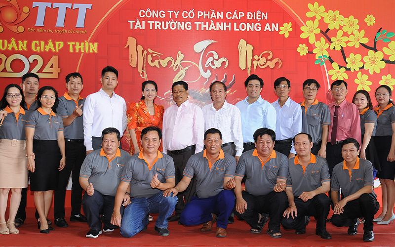 Ban Lãnh Đạo cùng các phòng ban chụp hình kỷ niệm