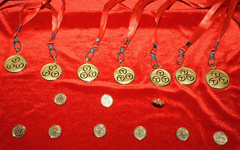 Kỷ niệm chương vàng 9999 vinh danh cán bộ công nhân viên 10 và 20 năm