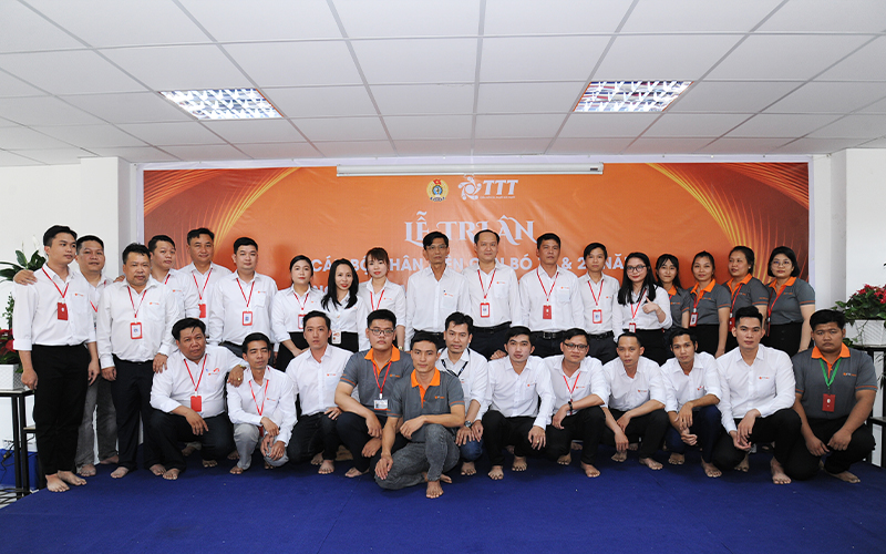 nhân viên phòng ban chụp hình lưu niệm