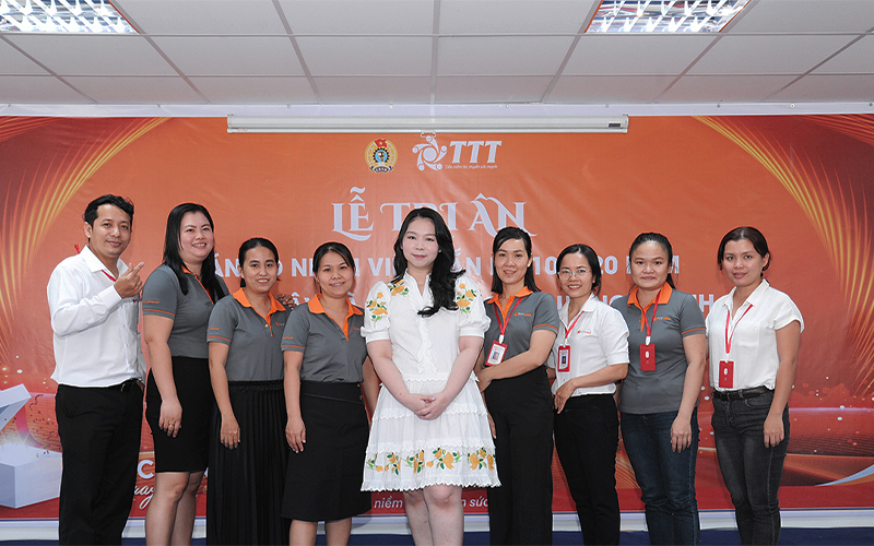 hình lưu niệm của các phòng ban với ban lãnh đạo