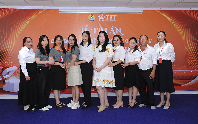 Ban lãnh đạo cùng cán bộ nhân viên chụp hình lưu niệm