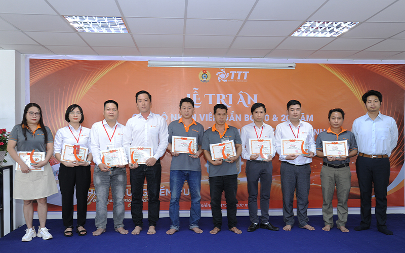 ban lãnh đạo khen thưởng nhân viên gắn bó 10 năm