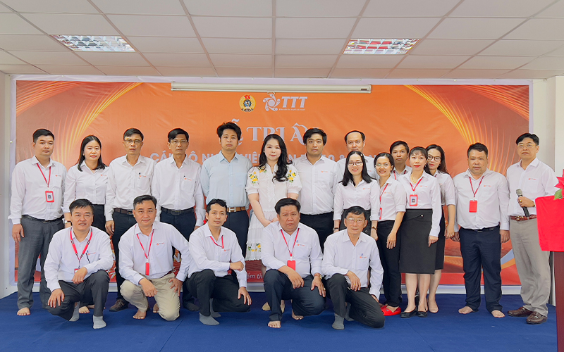 hình lưu niệm của các phòng ban với ban lãnh đạo