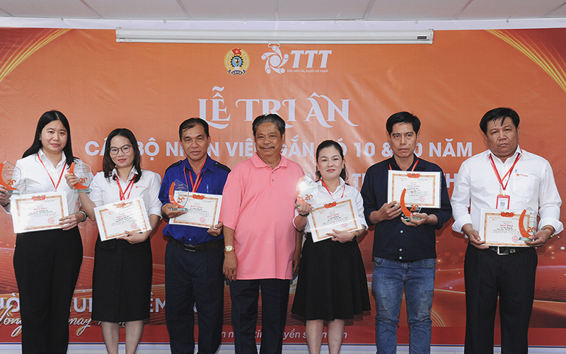 Đại diện ban lãnh đạo khen thưởng nhân viên gắn bó 20 năm