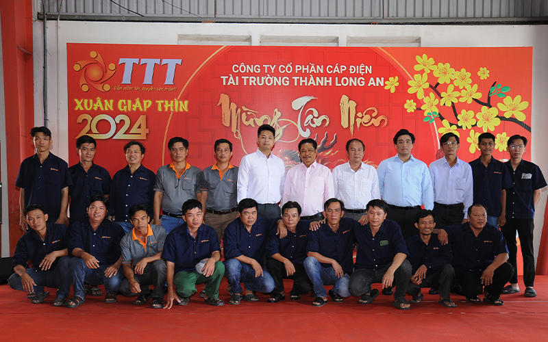 Ban lãnh dạo chụp cùng cán bộ nhân viên