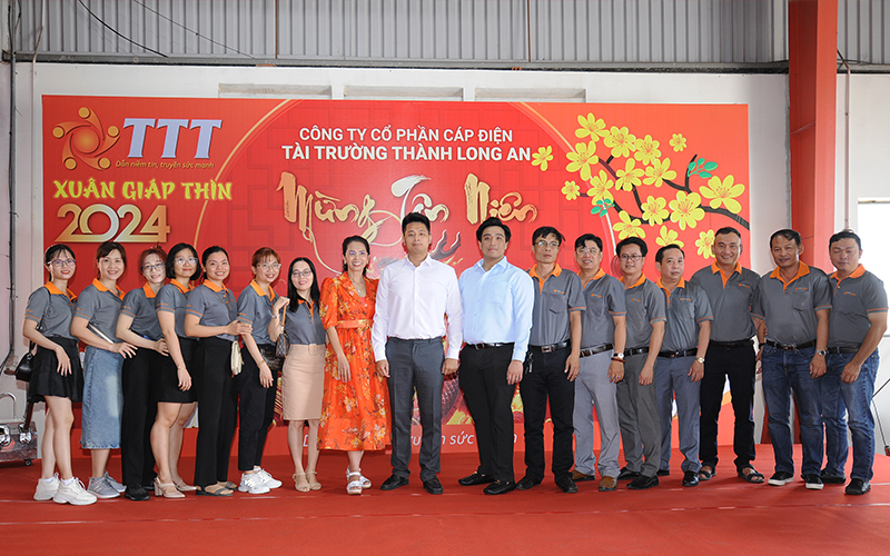 Ban lãnh dạo chụp cùng cán bộ nhân viên