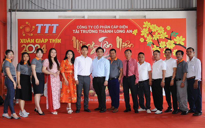 Ban lãnh dạo chụp cùng cán bộ nhân viên