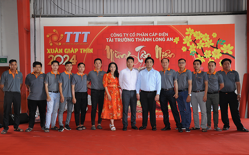 Ban lãnh dạo chụp cùng cán bộ nhân viên