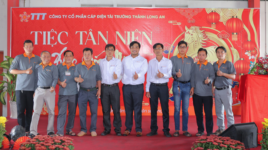 Ban lãnh đạo cùng các phòng ban chụp hình lưu niệm