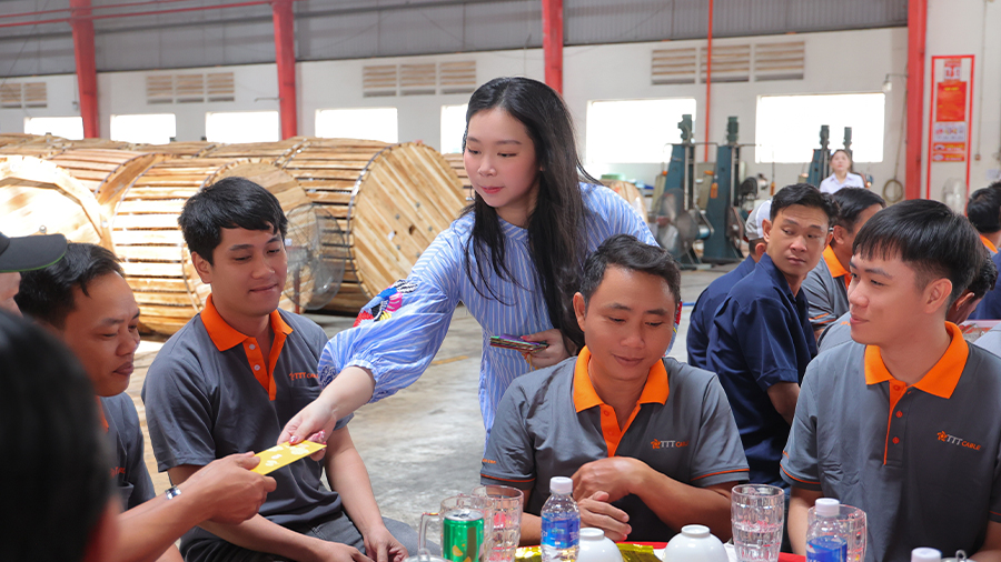 Ban Lãnh đạo lì xì đầu xuân